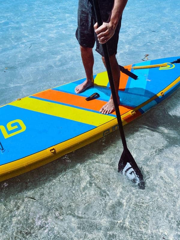 how to hold a paddle board paddle